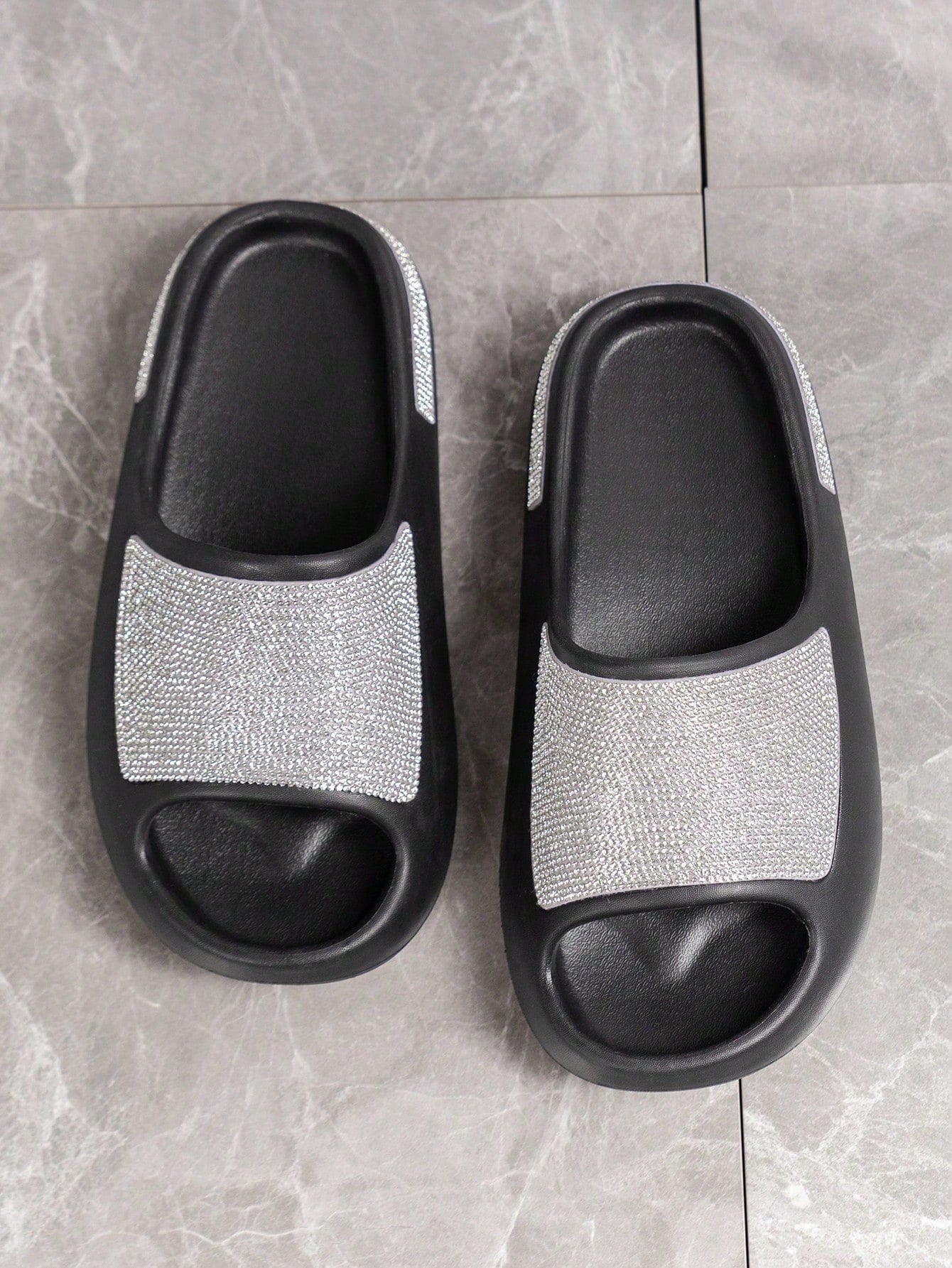 صندل بلاستيكي نسائي واسع القدم مرصع بنقوش ماسية مائية و نعل سميك للارتداء اليومي و الحفلات و الحمامات و الشواطئ داخل و خارج المنزل