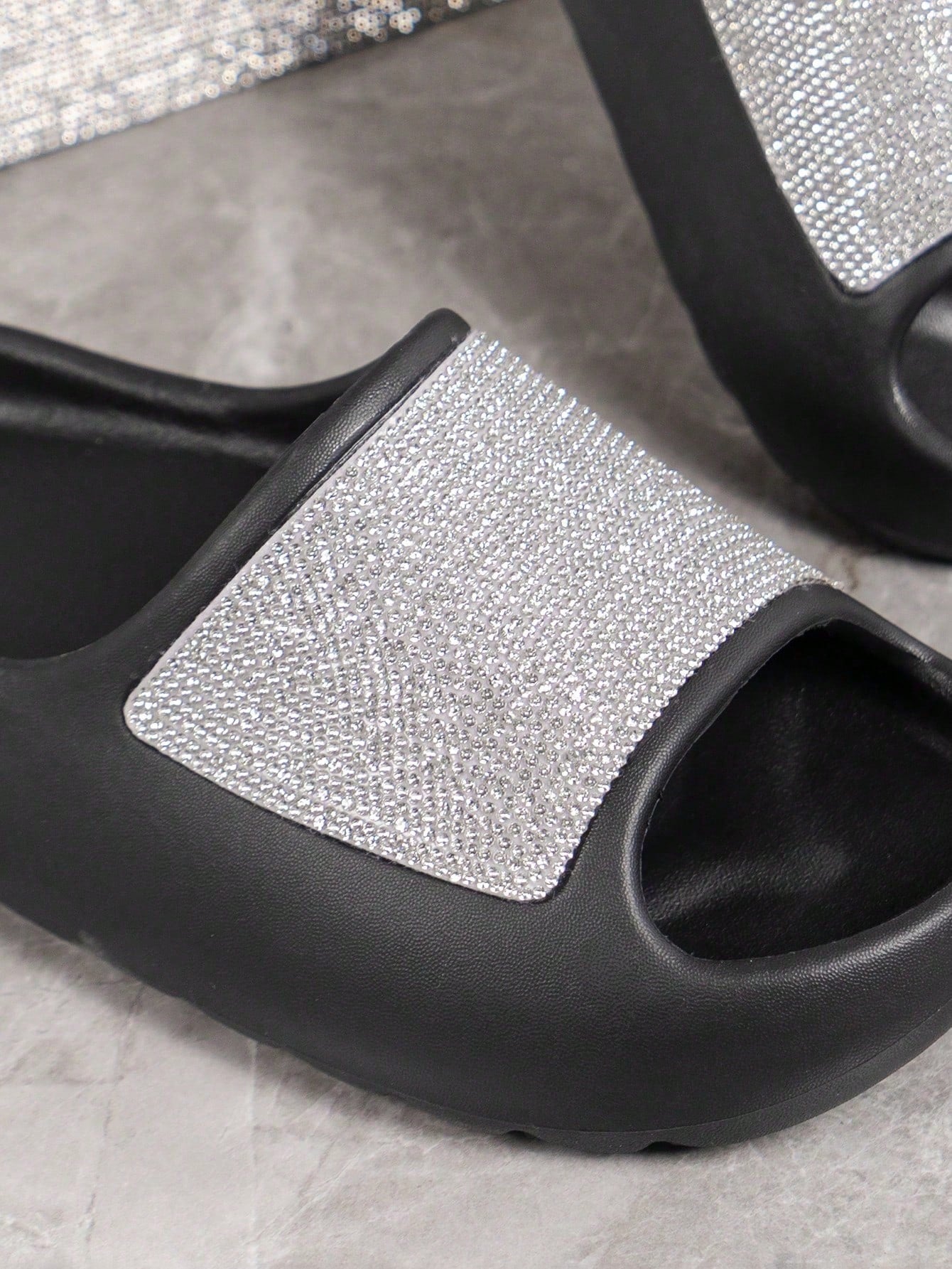 صندل بلاستيكي نسائي واسع القدم مرصع بنقوش ماسية مائية و نعل سميك للارتداء اليومي و الحفلات و الحمامات و الشواطئ داخل و خارج المنزل