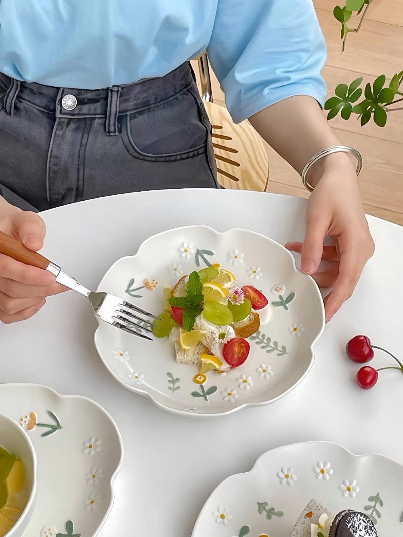 قطعة واحدة من طبق السيراميك