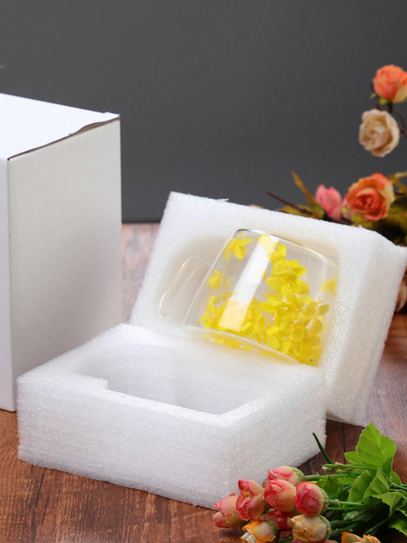 كوب زجاجي مزدوج الطبقات مع تصميم شعبي للزهور الحقيقية: هدية أنيقة وأدوات شرب بسيطة مصنوعة من زجاج السيليكون عالي البورون للمبيعات الحدودية.