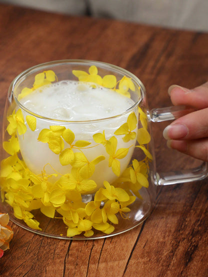 كوب زجاجي مزدوج الطبقات مع تصميم شعبي للزهور الحقيقية: هدية أنيقة وأدوات شرب بسيطة مصنوعة من زجاج السيليكون عالي البورون للمبيعات الحدودية.