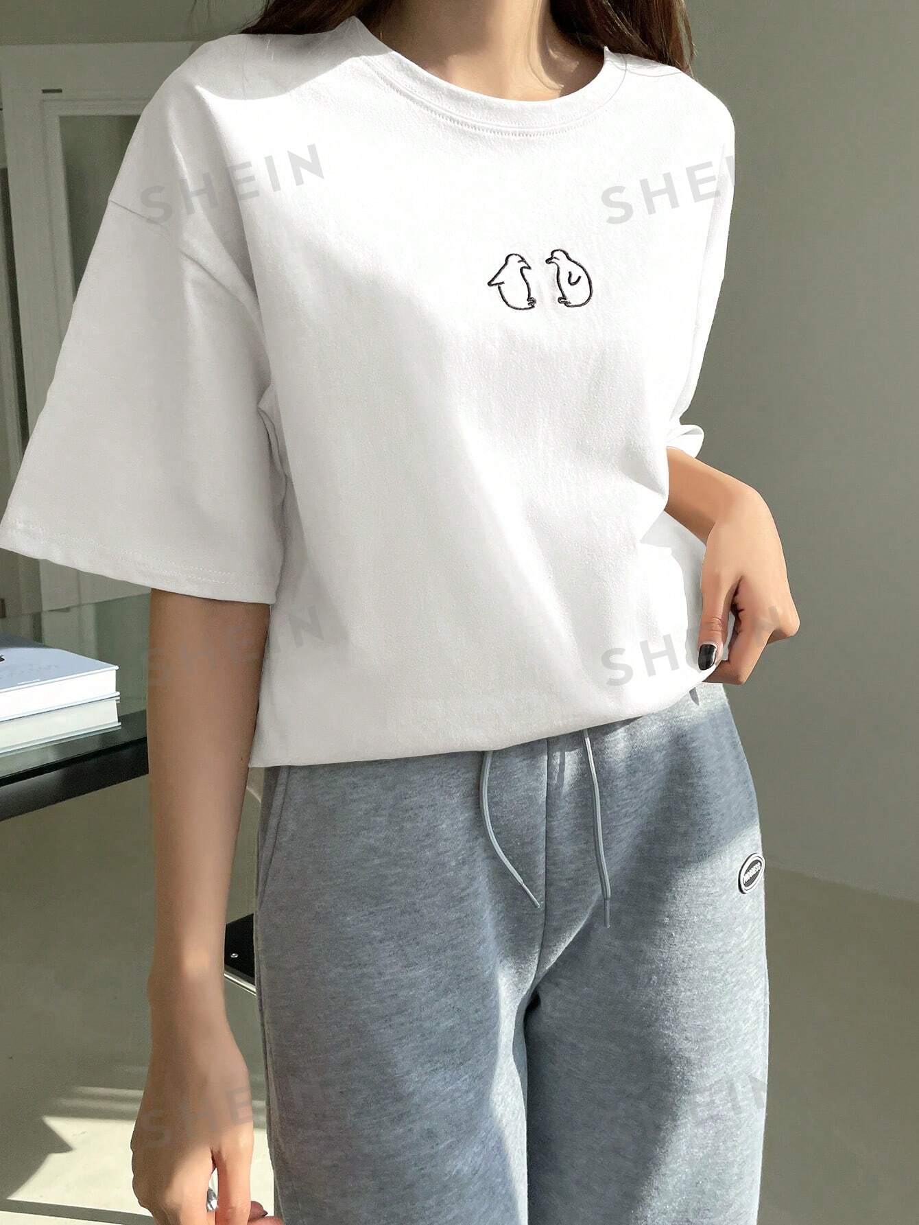 تي شيرت بأكمام قصيرة وتصميم فضفاض