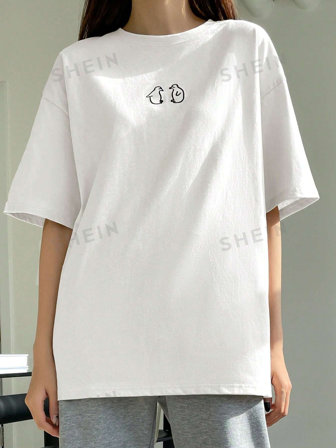 تي شيرت بأكمام قصيرة وتصميم فضفاض