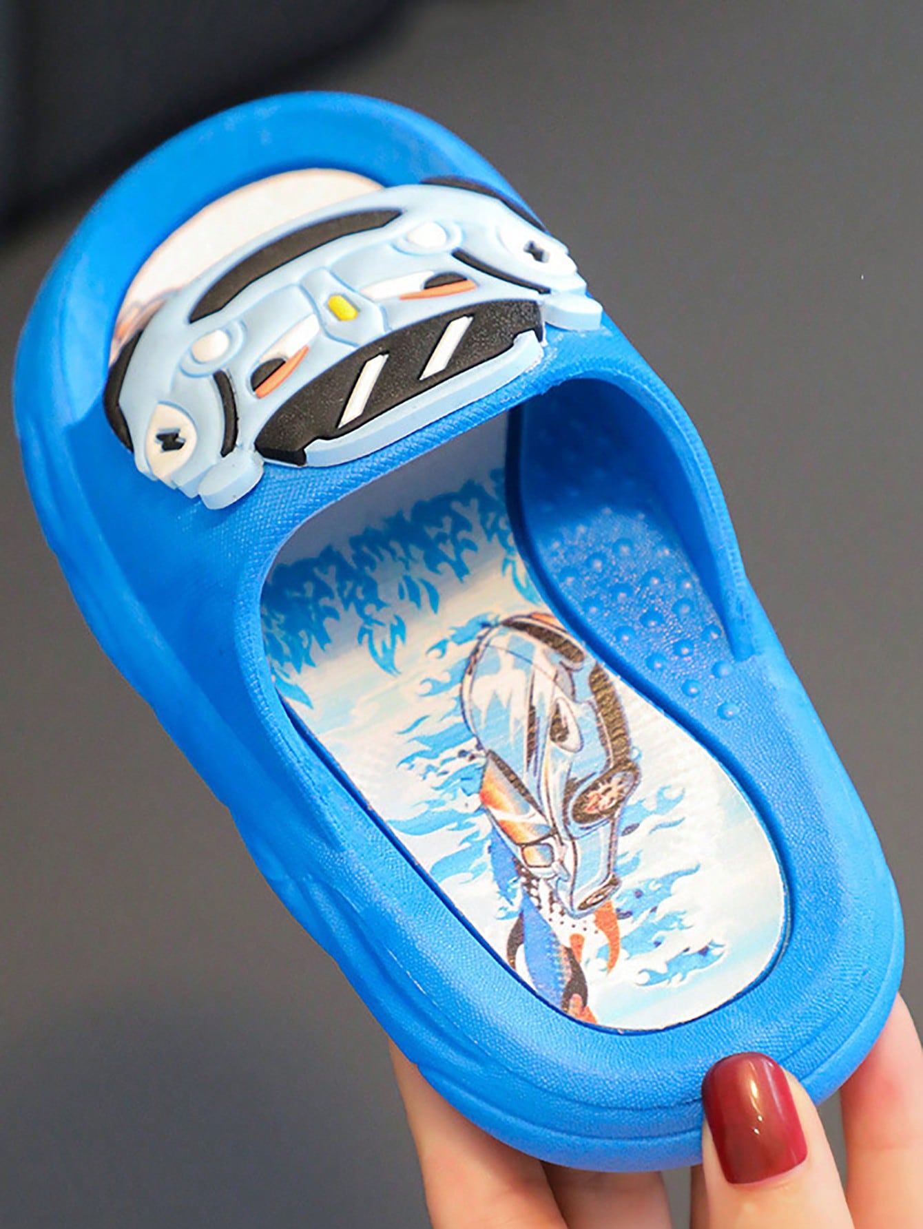 شبشب بناتي للأطفال الرضع ذو أنماط سيارة كرتونية والأميرات، مقاوم للانزلاق ومقاوم للماء ومسامي ومناسب للاستخدام الداخلي والخارجي والشاطئ في فصل الصيف.