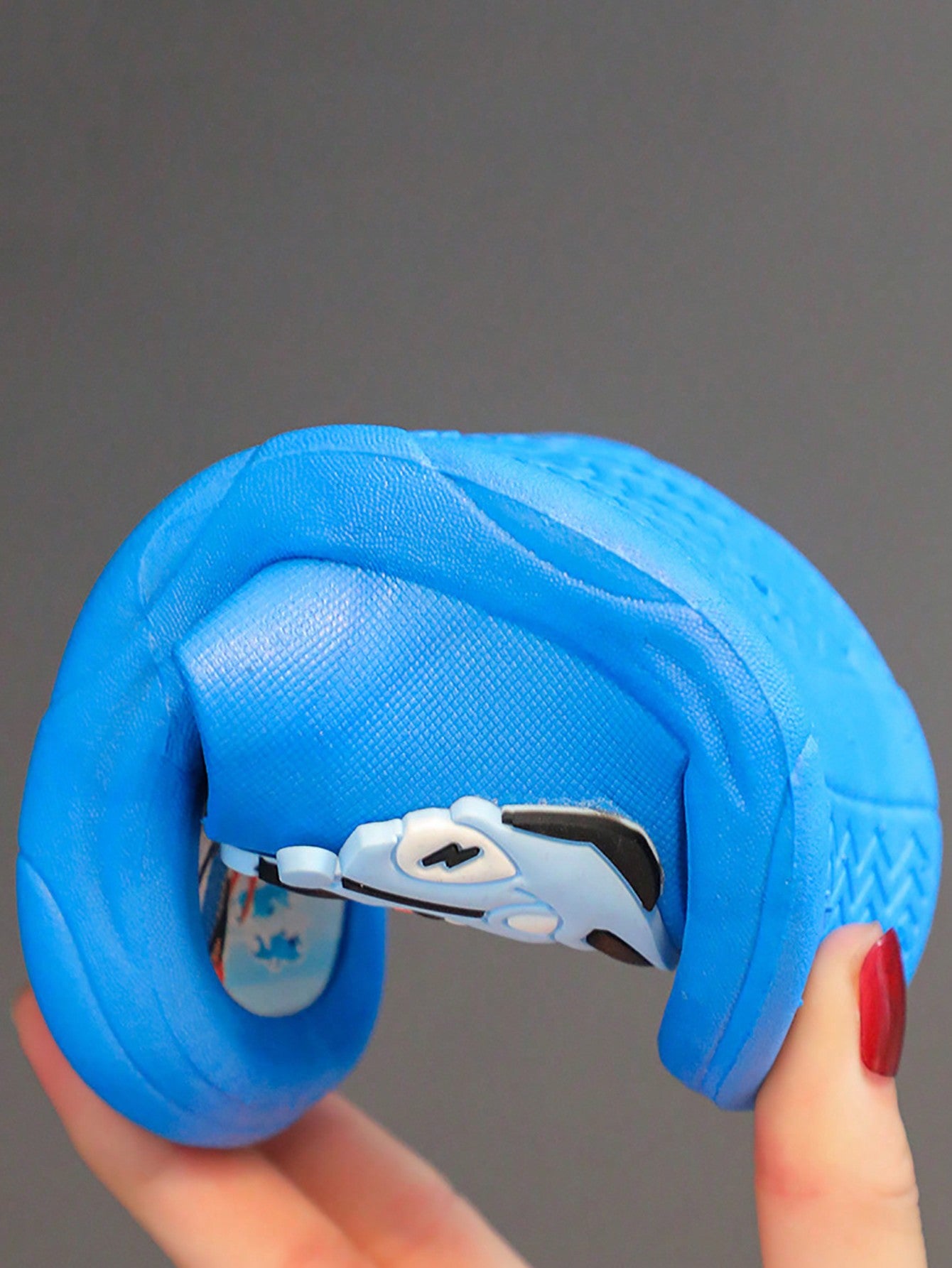 شبشب بناتي للأطفال الرضع ذو أنماط سيارة كرتونية والأميرات، مقاوم للانزلاق ومقاوم للماء ومسامي ومناسب للاستخدام الداخلي والخارجي والشاطئ في فصل الصيف.