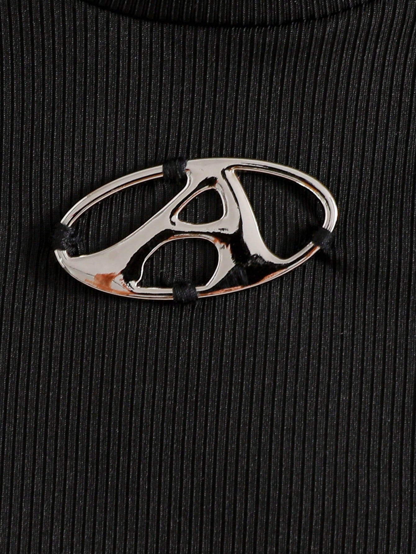 ملابس علوية طويل للبنات بتصميم الأضلاع مع شعار معدني وتنورة معدنية باليه بليسيه طويلة وجذابة وعصرية