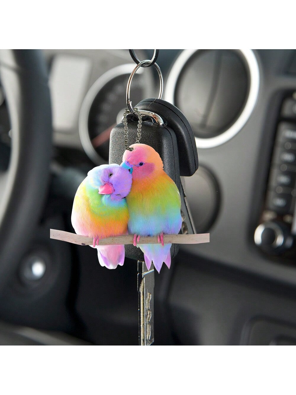 قلادة طبعت عليها طائر ملونة