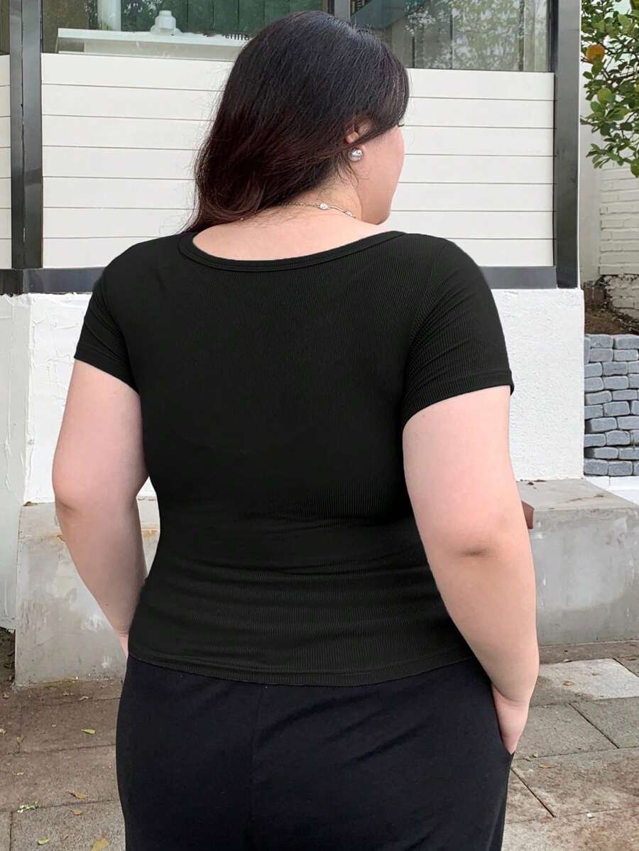 قميص صيفي بأكمام قصيرة ولون سادة للمقاسات الكبيرة