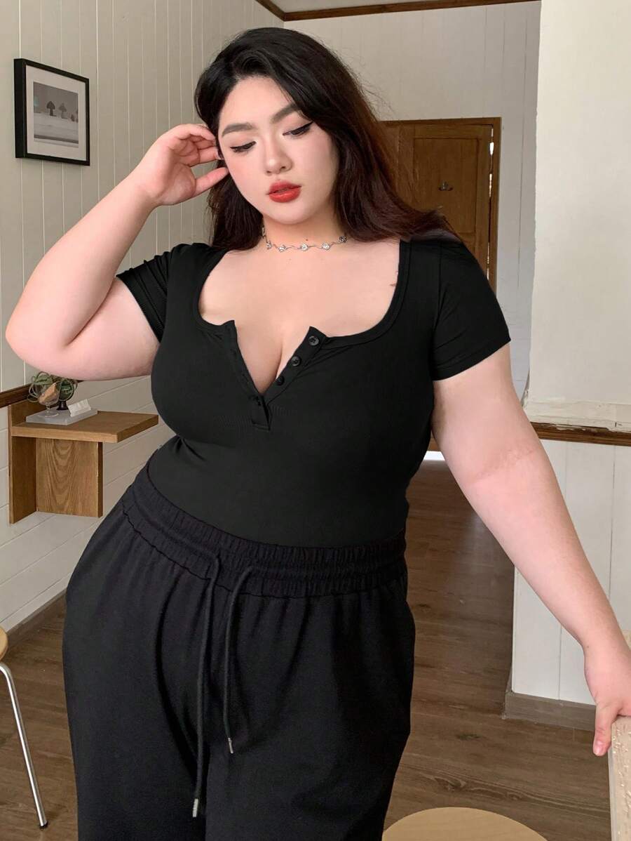 قميص صيفي بأكمام قصيرة ولون سادة للمقاسات الكبيرة