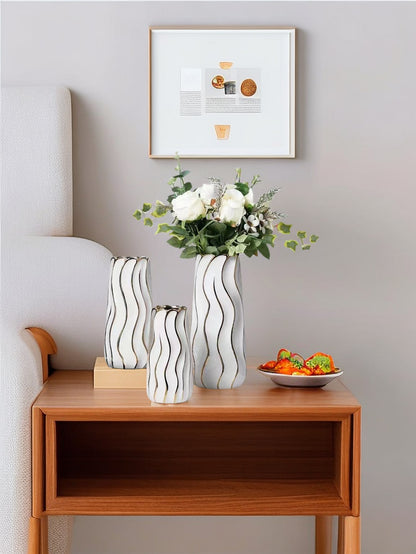 قارورة كبيرة بتصميم بسيط باللون الأبيض والذهبي