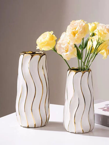 قارورة كبيرة بتصميم بسيط باللون الأبيض والذهبي