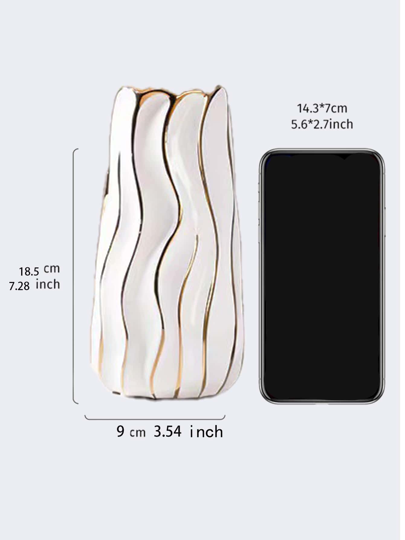 قارورة كبيرة بتصميم بسيط باللون الأبيض والذهبي