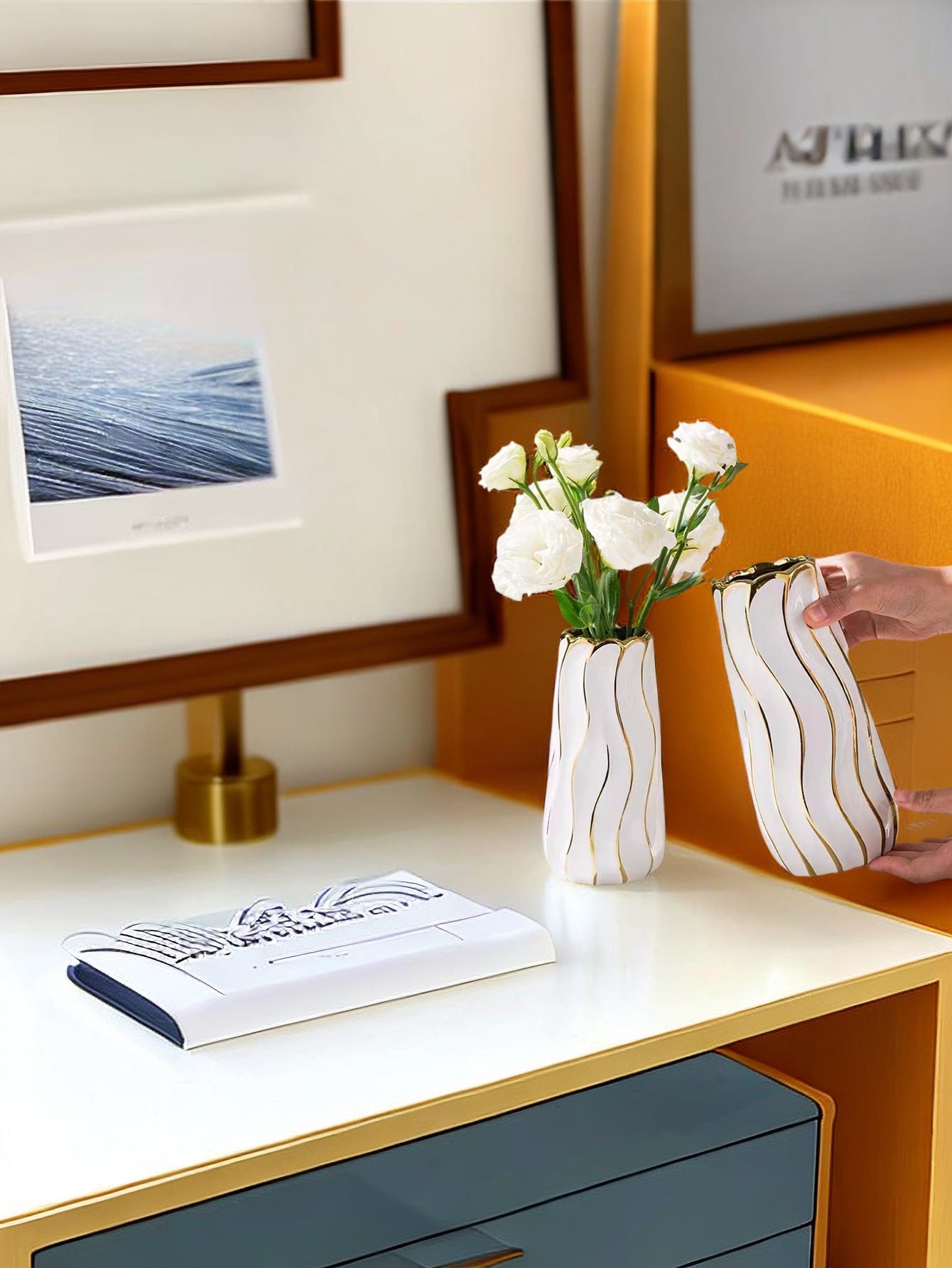 قارورة كبيرة بتصميم بسيط باللون الأبيض والذهبي