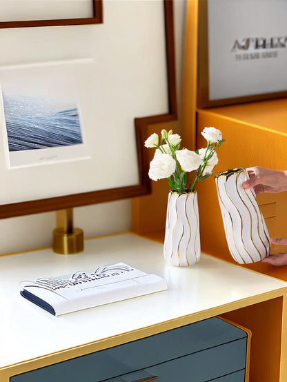 قارورة كبيرة بتصميم بسيط باللون الأبيض والذهبي