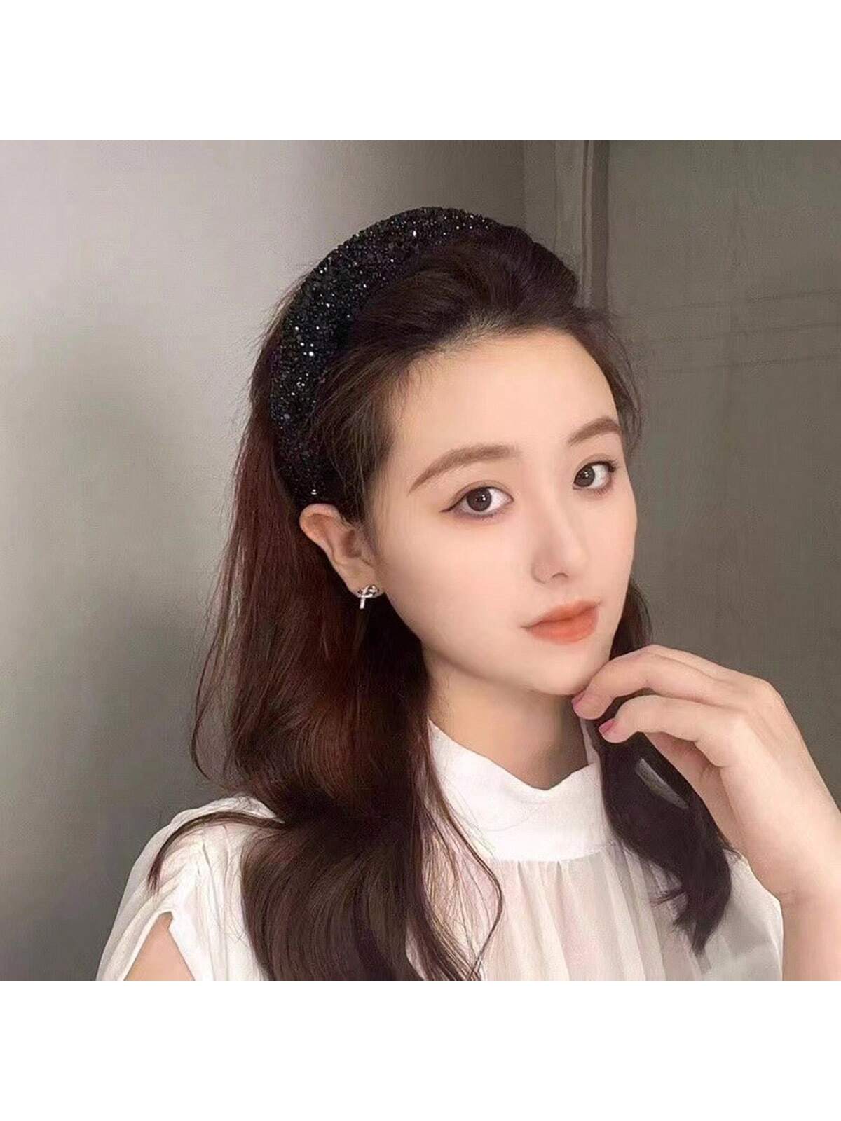 حزام شعر نسائي واسع 1 قطعة بتصميم رائع بالخرز واللؤلؤ , نمط فرنسي يتميز بسهولة الارتداء و الحبكة المطاطية المضادة للانزلاق لتناسب الجميع