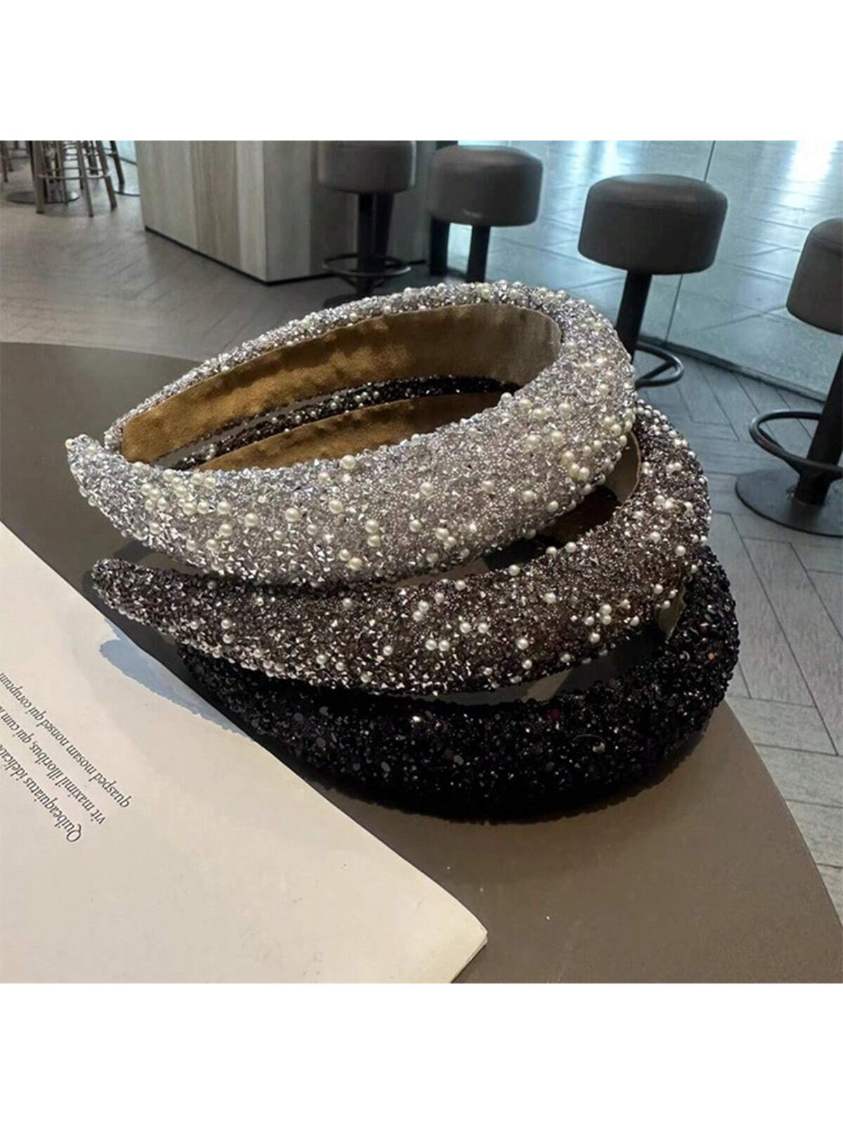 حزام شعر نسائي واسع 1 قطعة بتصميم رائع بالخرز واللؤلؤ , نمط فرنسي يتميز بسهولة الارتداء و الحبكة المطاطية المضادة للانزلاق لتناسب الجميع