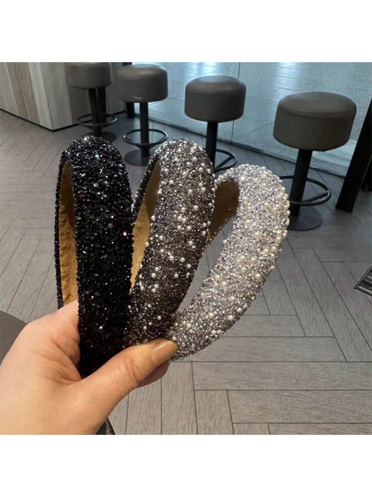 حزام شعر نسائي واسع 1 قطعة بتصميم رائع بالخرز واللؤلؤ , نمط فرنسي يتميز بسهولة الارتداء و الحبكة المطاطية المضادة للانزلاق لتناسب الجميع