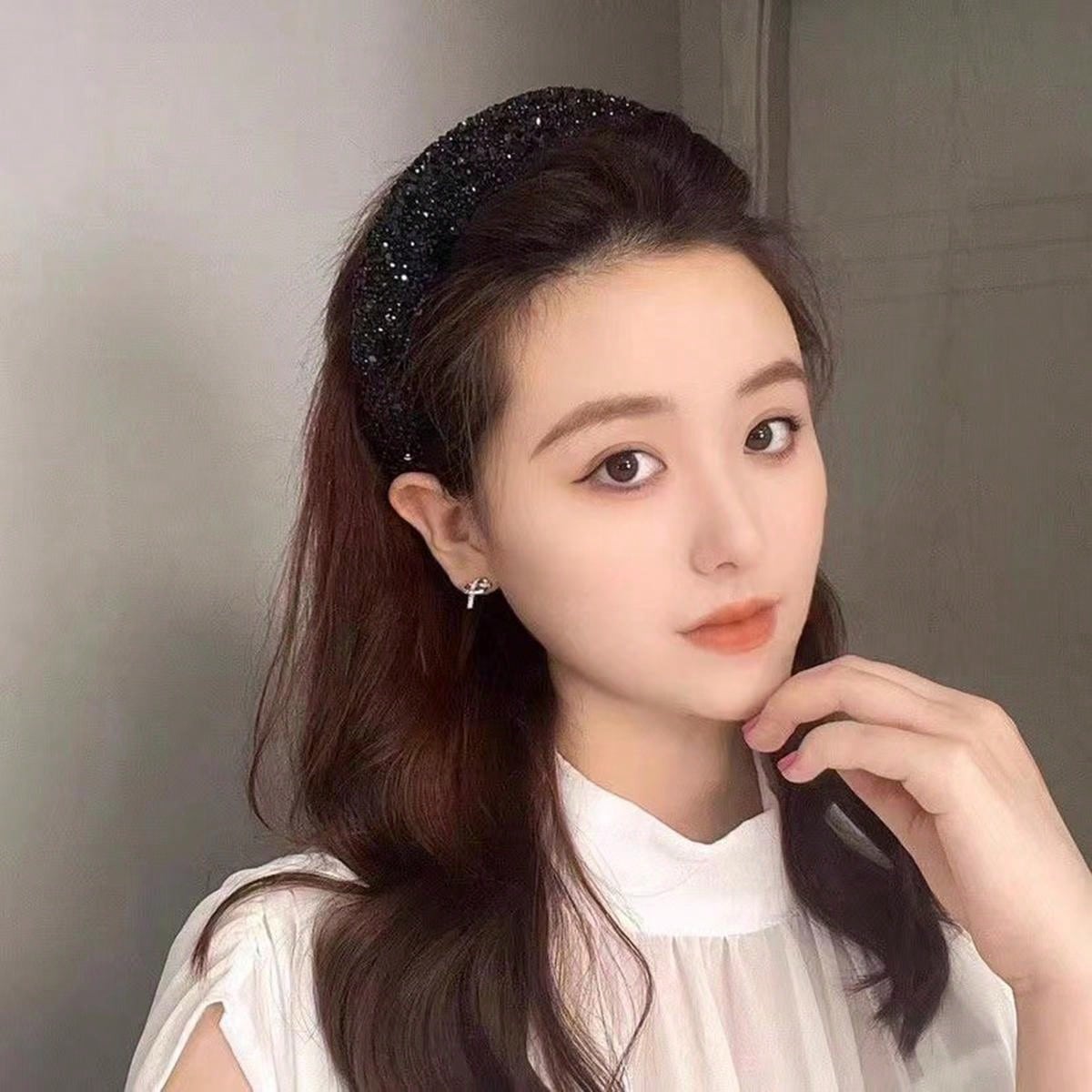 حزام شعر نسائي واسع 1 قطعة بتصميم رائع بالخرز واللؤلؤ , نمط فرنسي يتميز بسهولة الارتداء و الحبكة المطاطية المضادة للانزلاق لتناسب الجميع