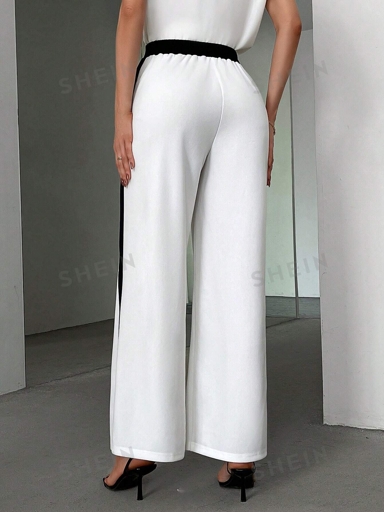 سروال واسع الساقين للنساء بتصميم بسيط وأنيق على شكل كتل الألوان مع شق جانبي