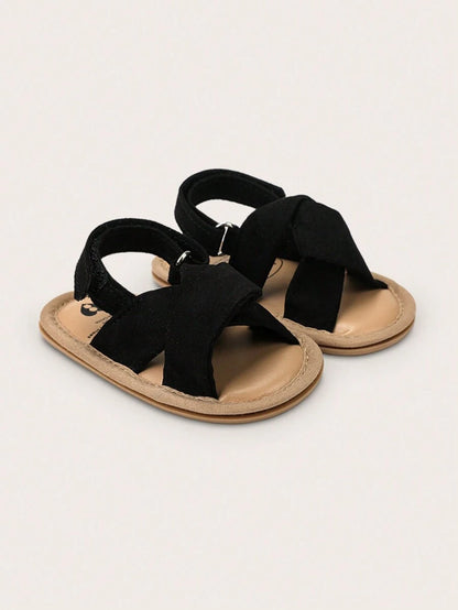 زوج من صنادل الكتان لفتيات