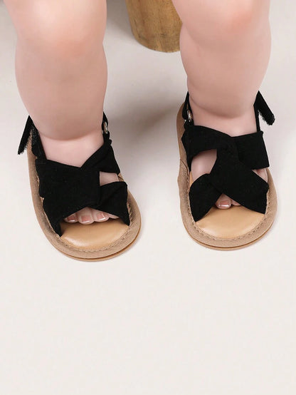 زوج من صنادل الكتان لفتيات