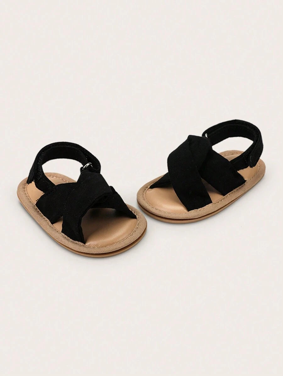 زوج من صنادل الكتان لفتيات