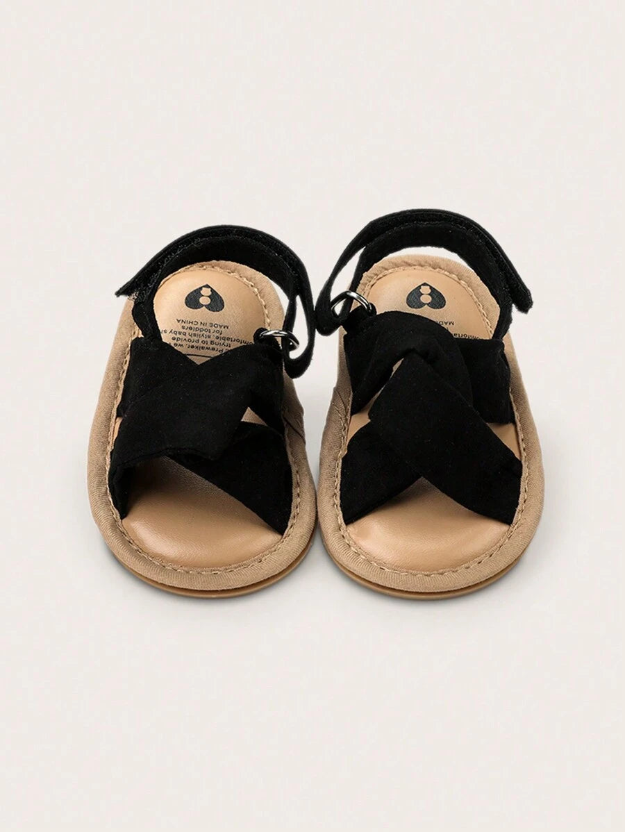 زوج من صنادل الكتان لفتيات