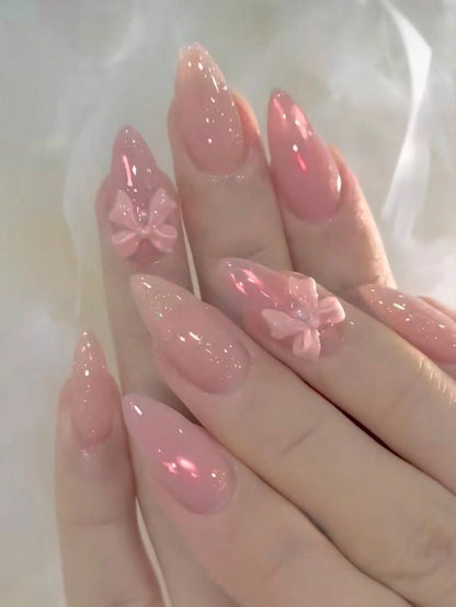 أظافر فراشة وردي اللون