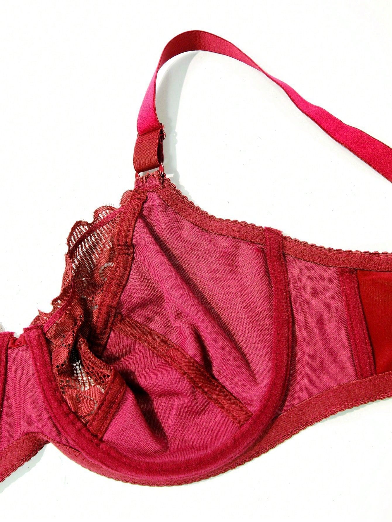 حمالة صدر بحجم كبير بأسلاك ودانتيل ورقيقة جدا وتسمح بدخول الهواء