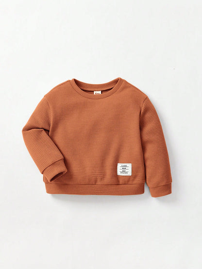 بلوفر وبنطلون رياضي تفاصيل مرقع بعبارة للاولاد الاطفال