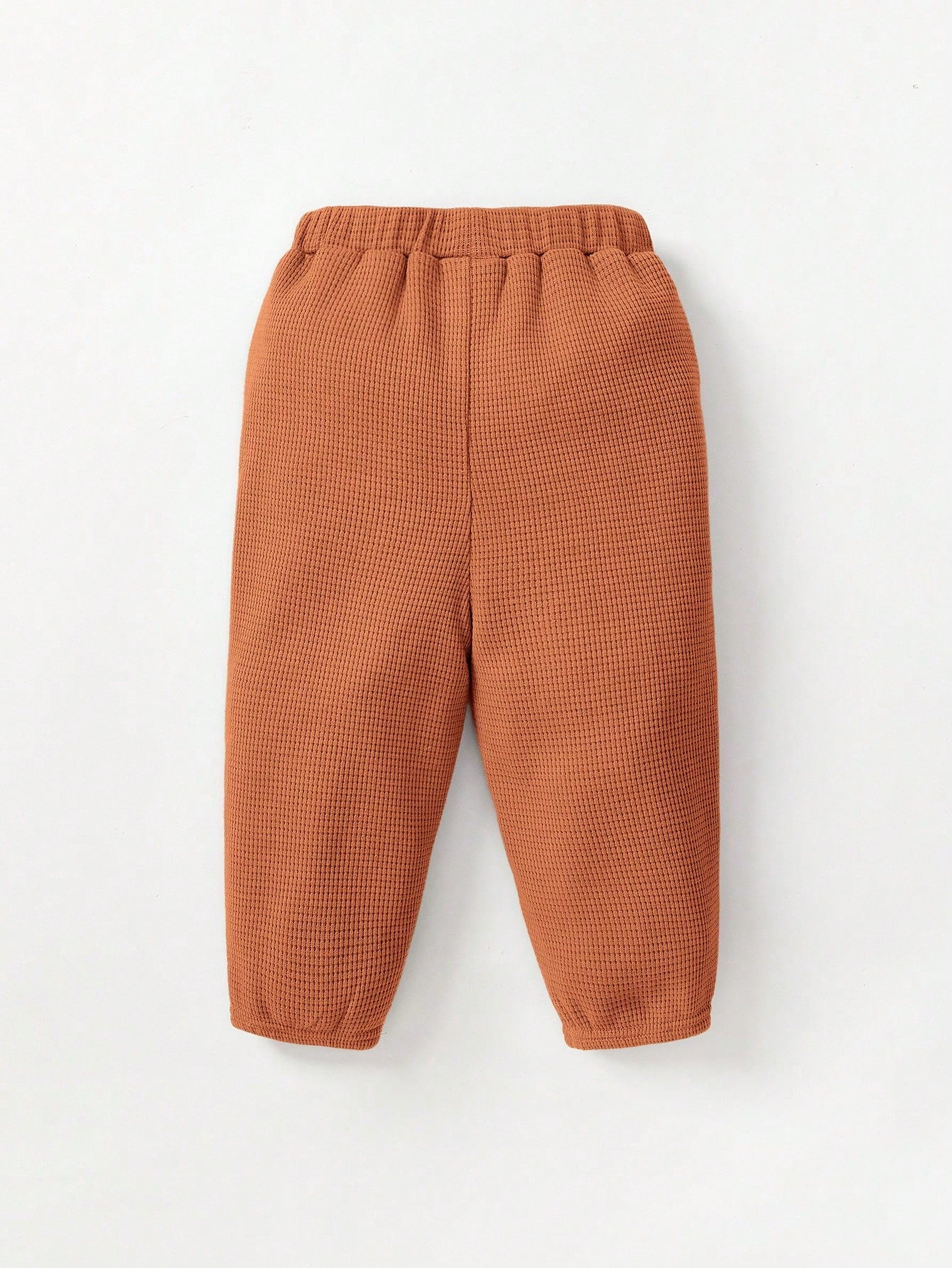 بلوفر وبنطلون رياضي تفاصيل مرقع بعبارة للاولاد الاطفال