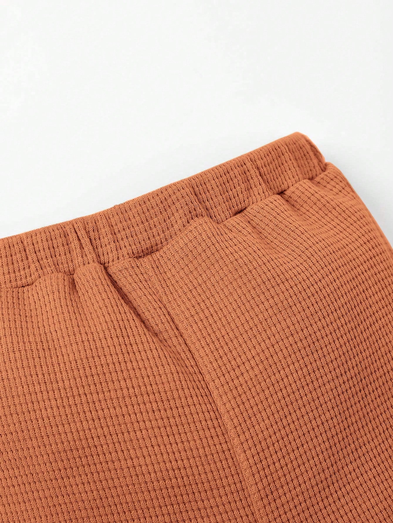 بلوفر وبنطلون رياضي تفاصيل مرقع بعبارة للاولاد الاطفال