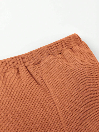 بلوفر وبنطلون رياضي تفاصيل مرقع بعبارة للاولاد الاطفال