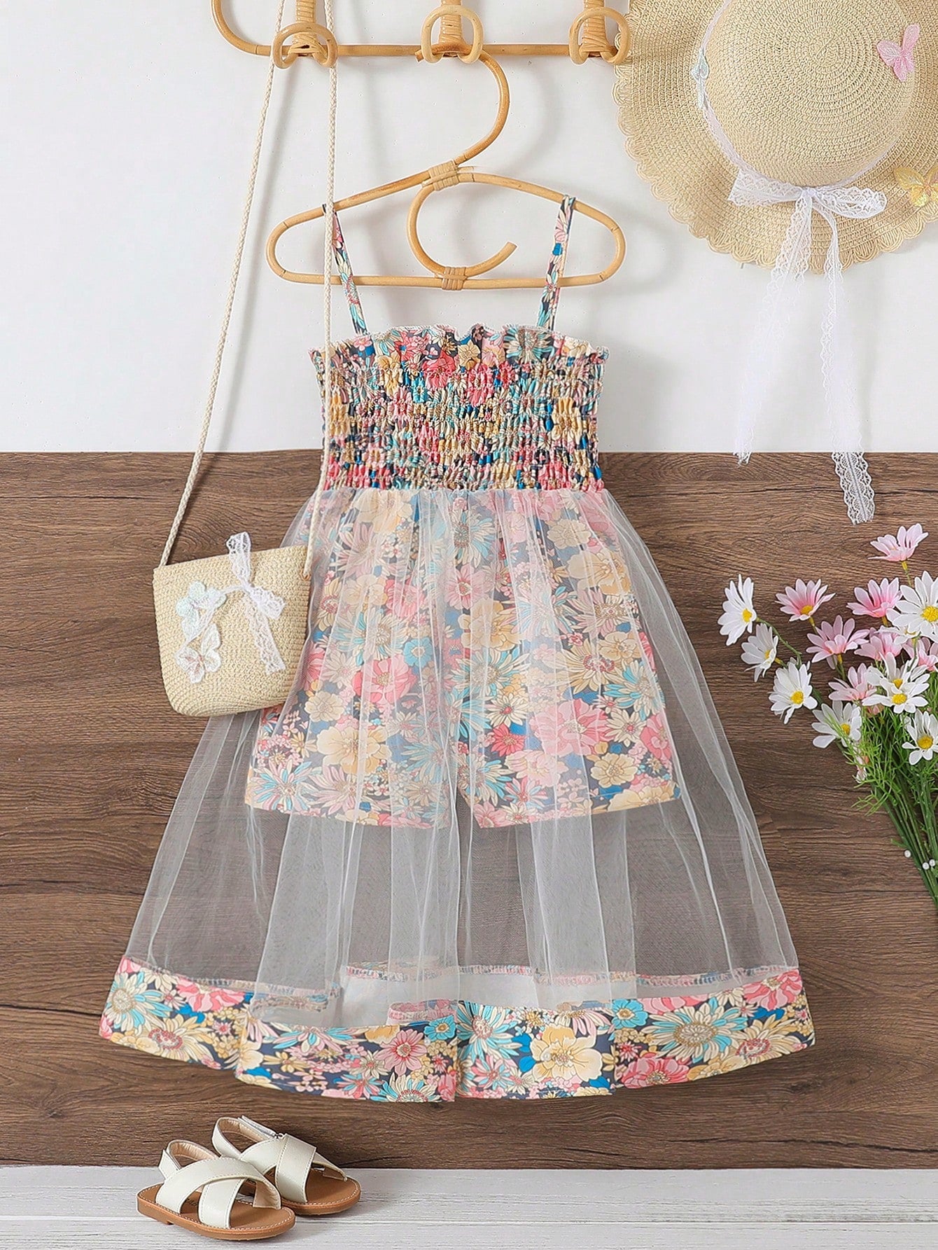 رومبر بطبعة زهور واسلوب فتاة صغيرة لإجازة على الشاطئ مع حافة من الشبكة مزينة بالريش ورقبة على شكل حرف V