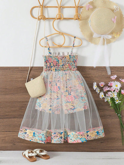 رومبر بطبعة زهور واسلوب فتاة صغيرة لإجازة على الشاطئ مع حافة من الشبكة مزينة بالريش ورقبة على شكل حرف V