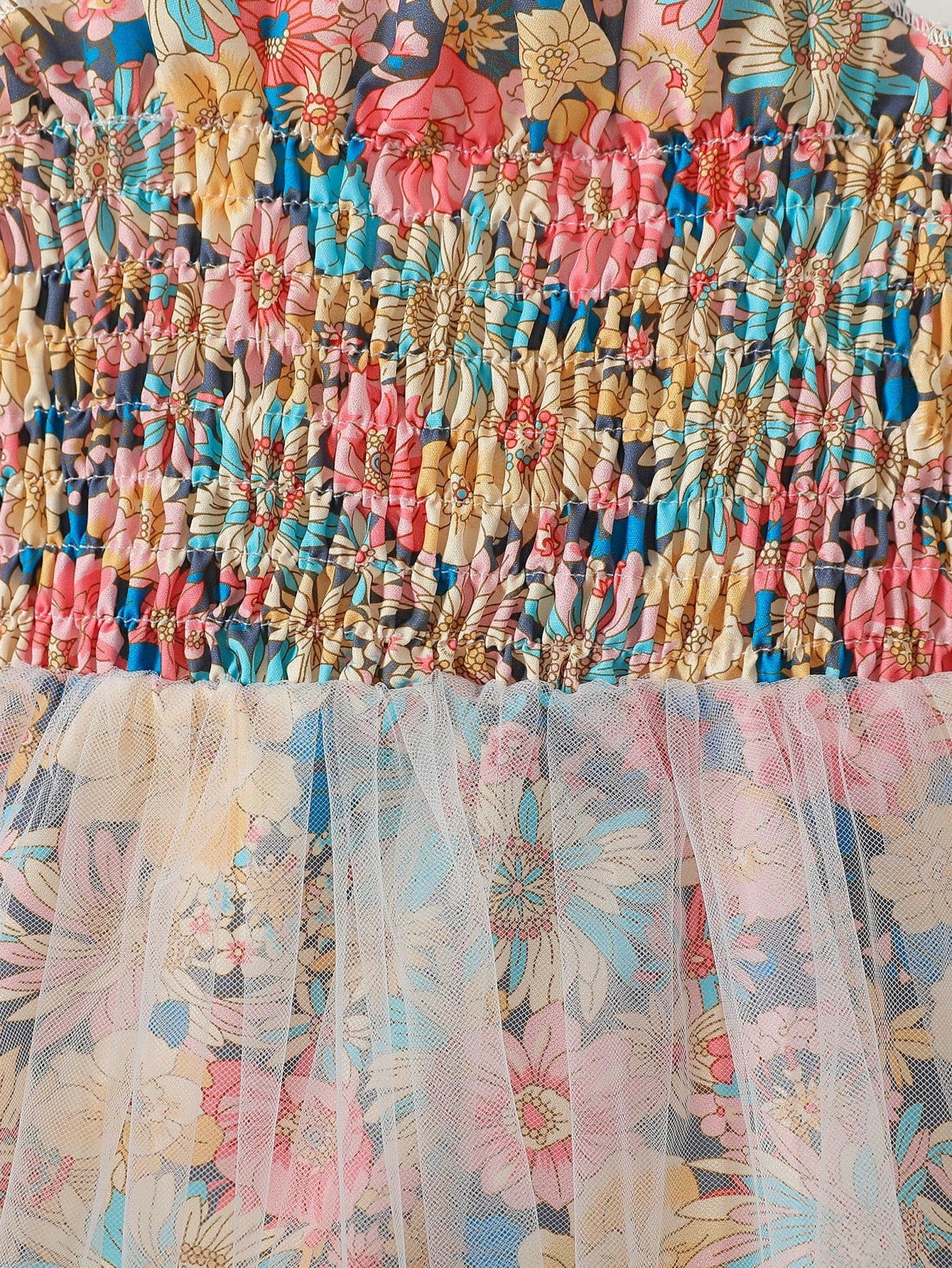 رومبر بطبعة زهور واسلوب فتاة صغيرة لإجازة على الشاطئ مع حافة من الشبكة مزينة بالريش ورقبة على شكل حرف V