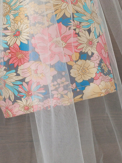 رومبر بطبعة زهور واسلوب فتاة صغيرة لإجازة على الشاطئ مع حافة من الشبكة مزينة بالريش ورقبة على شكل حرف V