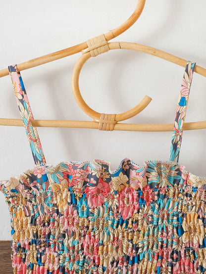 رومبر بطبعة زهور واسلوب فتاة صغيرة لإجازة على الشاطئ مع حافة من الشبكة مزينة بالريش ورقبة على شكل حرف V