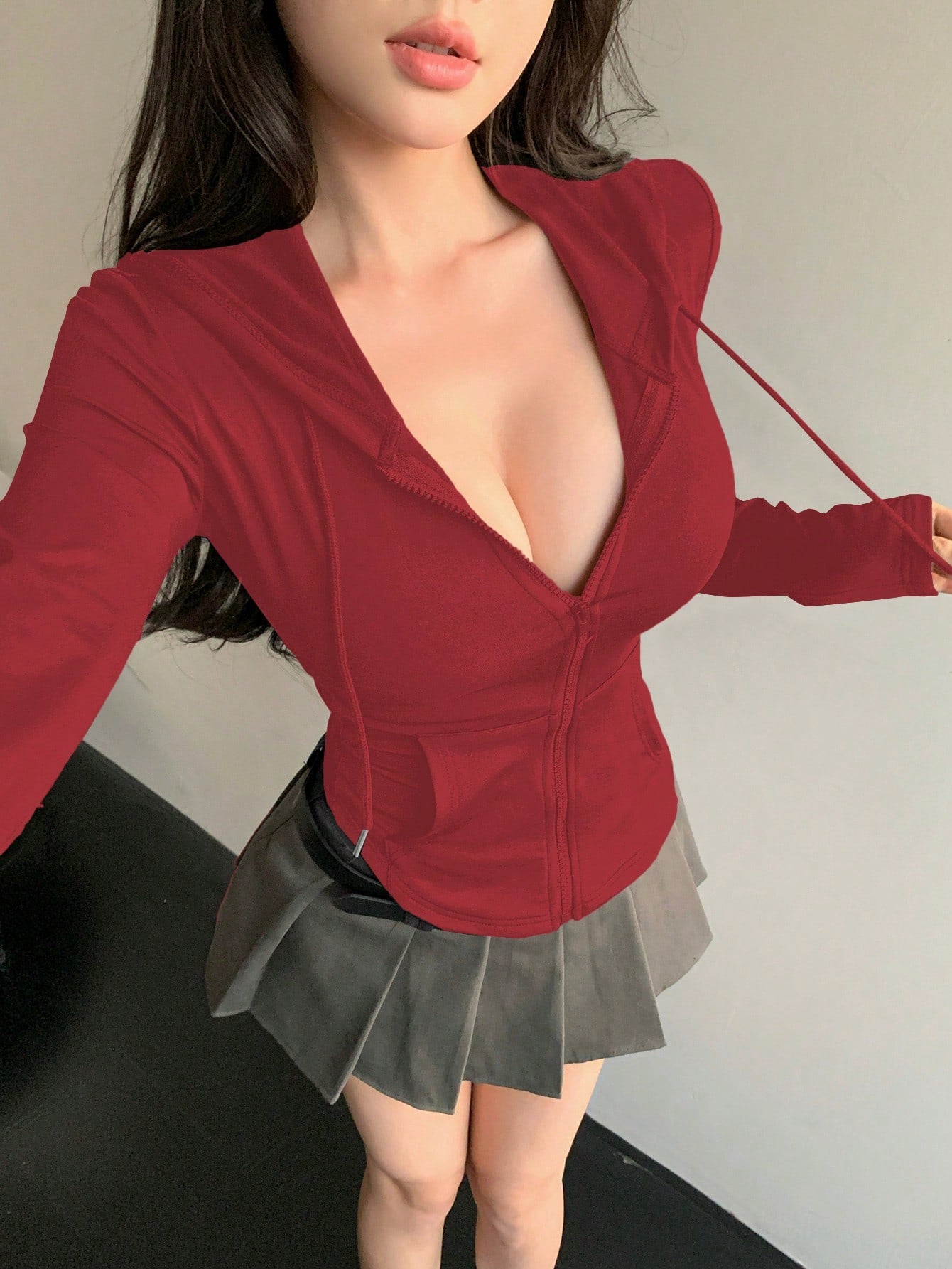 سترة نسائية بغطاء رأس وطول قصير وخصر برباط وإغلاق بسحاب وجيب