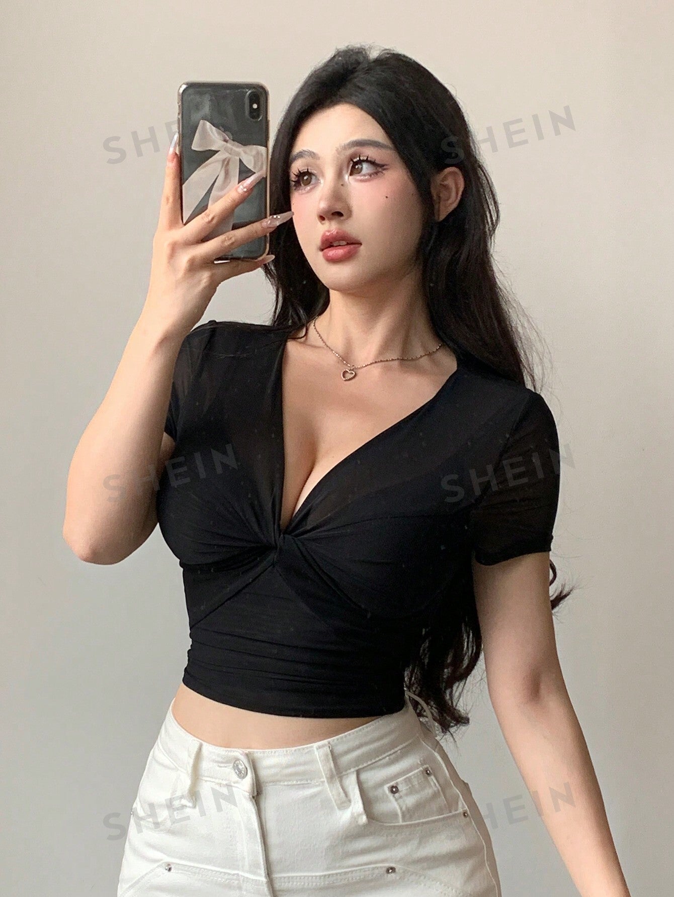 ملابس علوية نسائية