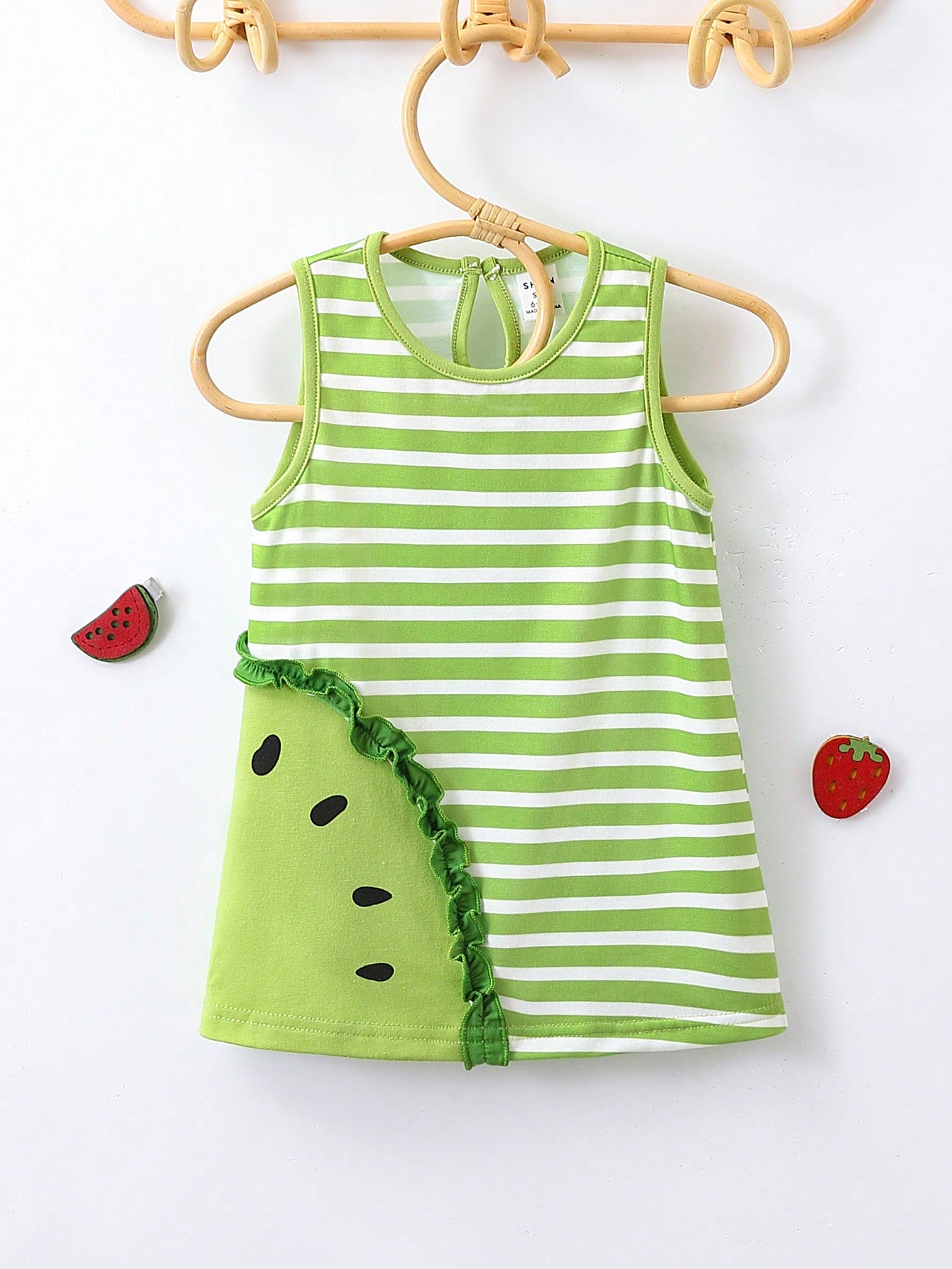 فستان كاجوال لطفلة صغيرة بدون أكمام بياقة دائرية بتفصيلات رفل في الصيف المخطط والمضافة