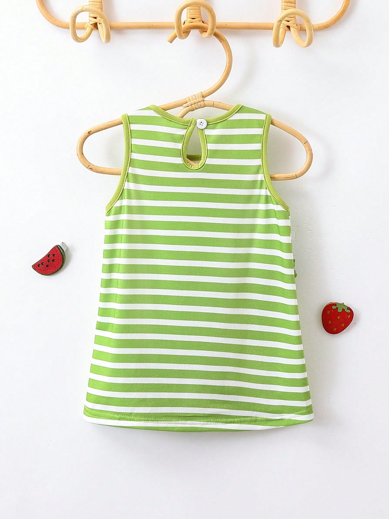 فستان كاجوال لطفلة صغيرة بدون أكمام بياقة دائرية بتفصيلات رفل في الصيف المخطط والمضافة