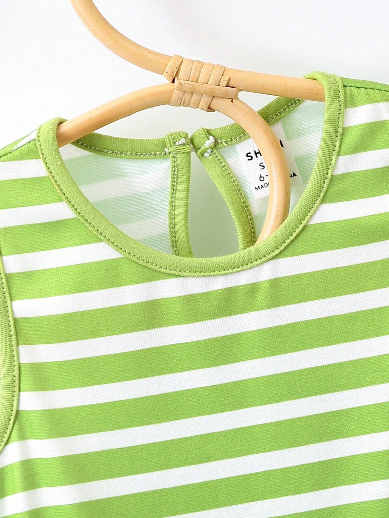 فستان كاجوال لطفلة صغيرة بدون أكمام بياقة دائرية بتفصيلات رفل في الصيف المخطط والمضافة