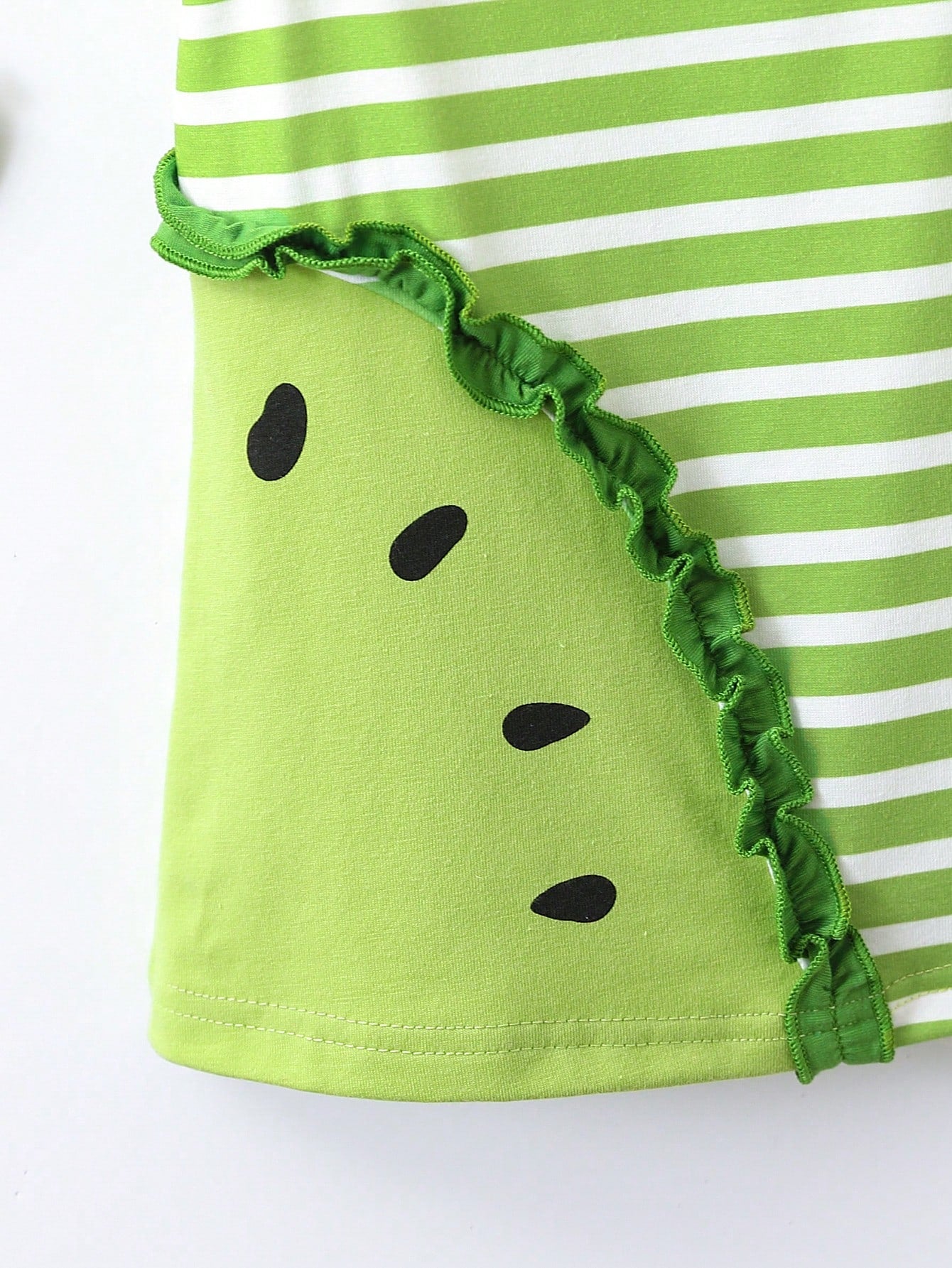 فستان كاجوال لطفلة صغيرة بدون أكمام بياقة دائرية بتفصيلات رفل في الصيف المخطط والمضافة