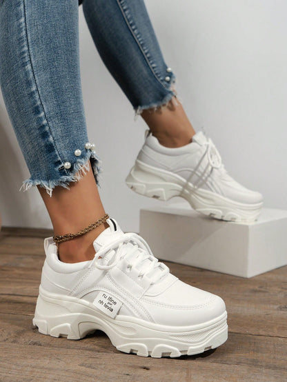 حذاء رياضي كاجوال أنيق ورياضي للنساء بلون أبيض جذاب و عصري