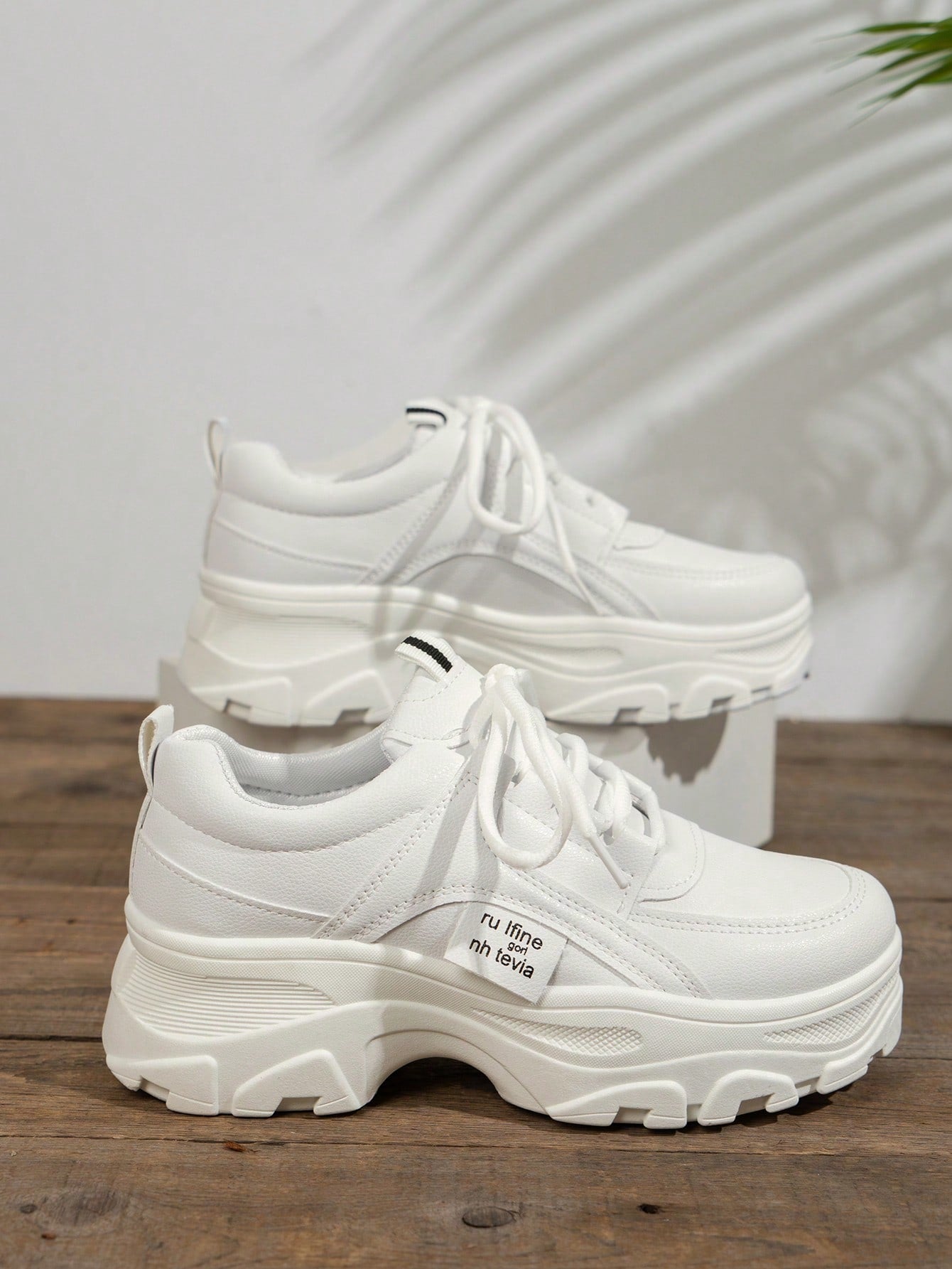 حذاء رياضي كاجوال أنيق ورياضي للنساء بلون أبيض جذاب و عصري