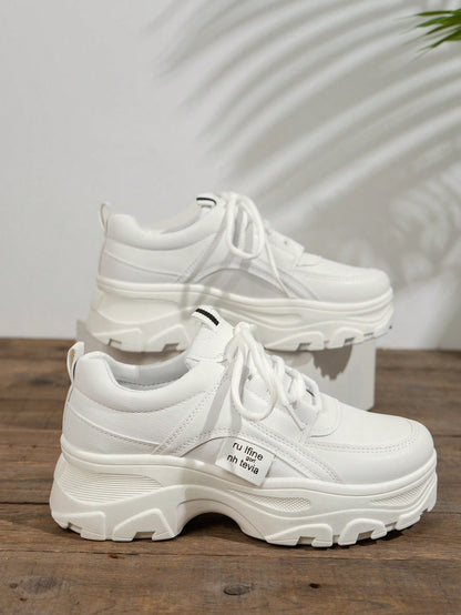 حذاء رياضي كاجوال أنيق ورياضي للنساء بلون أبيض جذاب و عصري