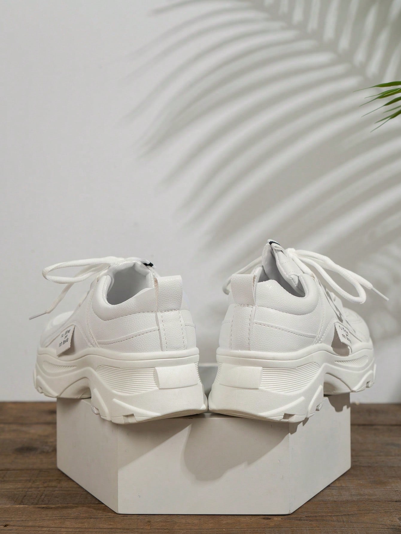 حذاء رياضي كاجوال أنيق ورياضي للنساء بلون أبيض جذاب و عصري
