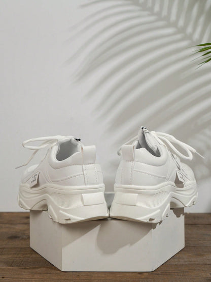 حذاء رياضي كاجوال أنيق ورياضي للنساء بلون أبيض جذاب و عصري