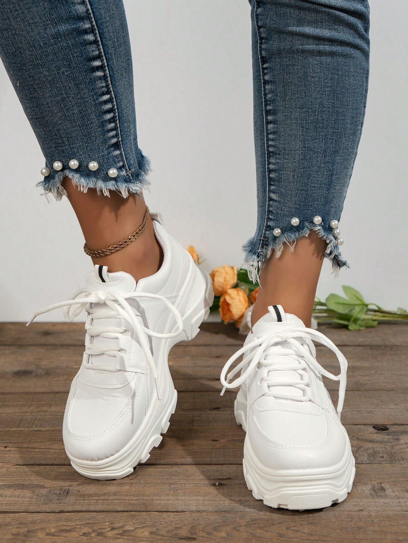 حذاء رياضي كاجوال أنيق ورياضي للنساء بلون أبيض جذاب و عصري